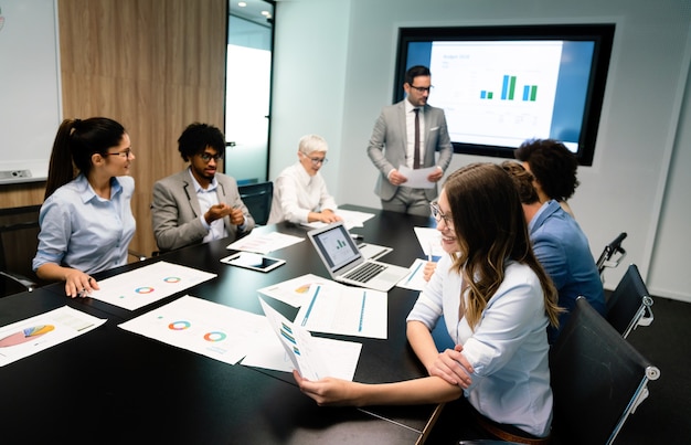 Grupo creativo de gente de negocios que trabaja en un proyecto empresarial en la oficina