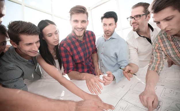 Grupo criativo de jovens arquitetos mostrando a você