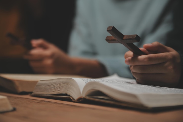 Foto grupo cristão estão orando a deus com a bíblia e compartilhando o evangelho conceito de fé para deus