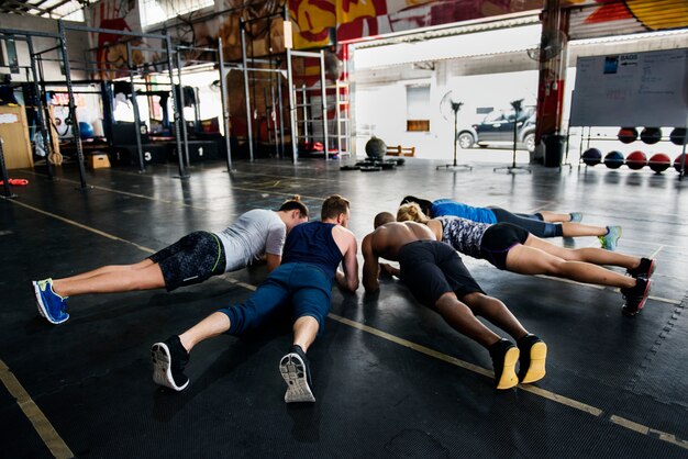 Grupo de crossfit en el gimnasio.