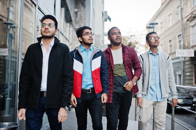 Grupo de cuatro estudiantes varones adolescentes indios. Los compañeros de clase pasan tiempo juntos.