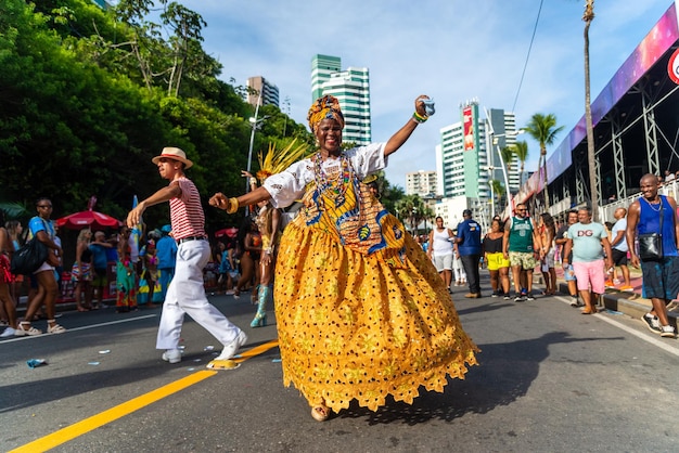 Foto un grupo cultural de bahia es visto desfilando durante el precarnaval de fuzue en la ciudad de salvador bahia