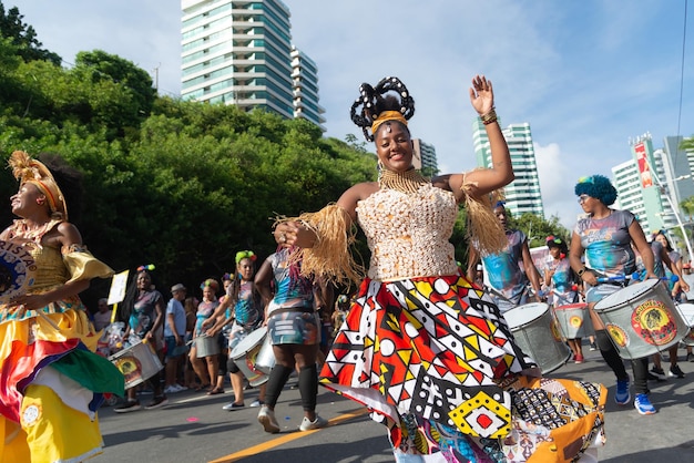 Foto grupo cultural desfila durante el precarnaval de fuzue en la ciudad de salvador bahia