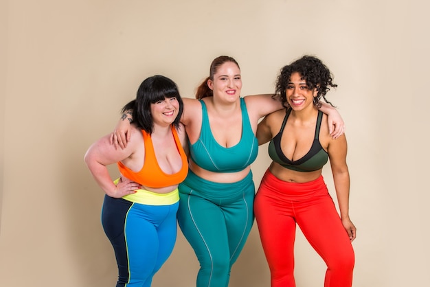 Grupo de 3 mulheres enormes posando. Aceitação corporal e positividade corporal