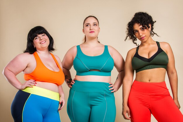 Grupo de 3 mulheres enormes posando. Aceitação corporal e positividade corporal