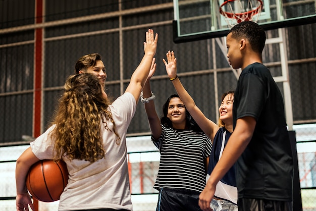 Grupo, de, adolescente, amigos, ligado, um, quadra basquete, dar, um ao outro, alto cinco