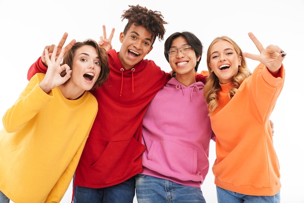 Grupo de adolescentes alegres isolado