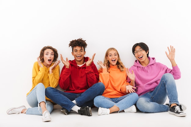 Grupo de adolescentes alegres isolado