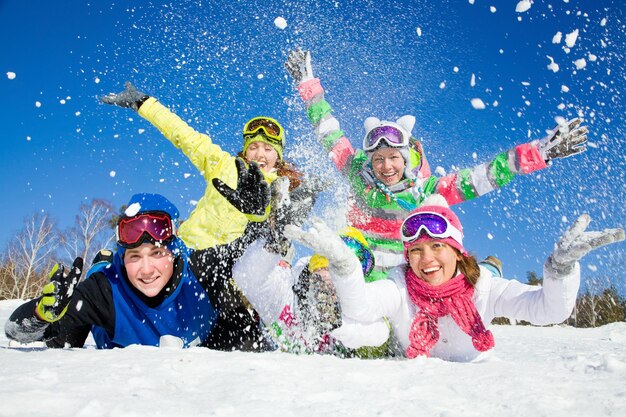 Grupo de adolescentes brincando na neve na estância de esqui