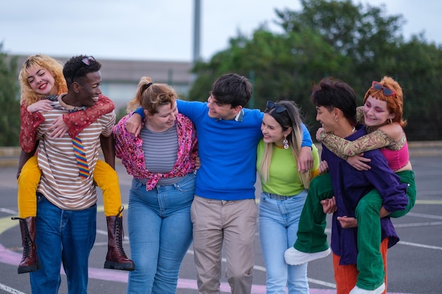 Grupo de adolescentes com diversidade reivindicando seus direitos