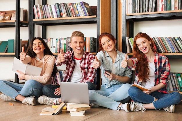 Foto grupo de adolescentes confiantes