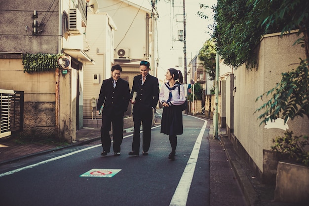 Grupo de adolescentes japoneses, momentos de estilo de vida em um dia escolar