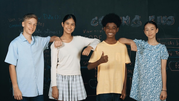 Foto grupo de adolescentes multiculturais olhando para a câmera no quadro-negro edificação