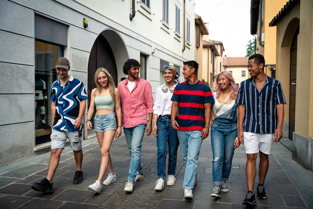 Grupo de adolescentes multiétnicos passando tempo ao ar livre e se divertindo