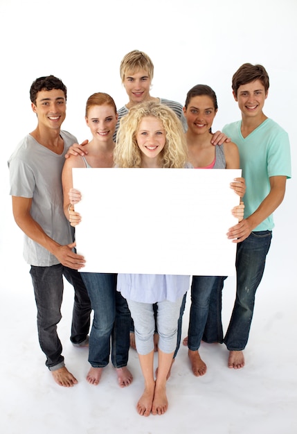 Grupo de adolescentes segurando um cartão em branco