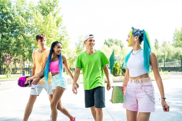 Grupo de adolescentes skatistas no skatepark. Skatistas profissionais se divertindo juntos