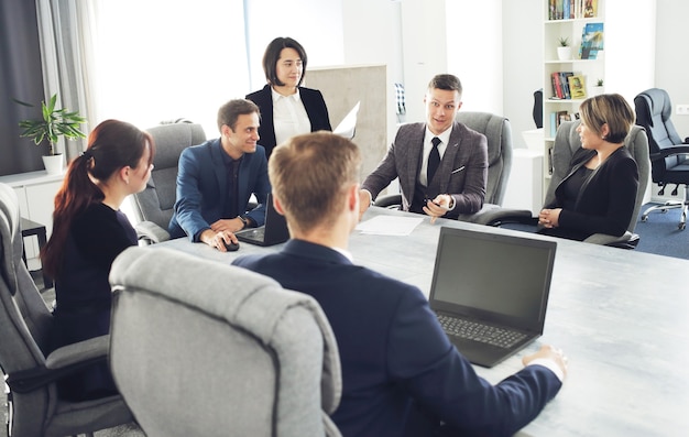 Foto grupo de advogados de jovens empresários de sucesso se comunicando em uma sala de conferências enquanto trabalhavam em um projeto.