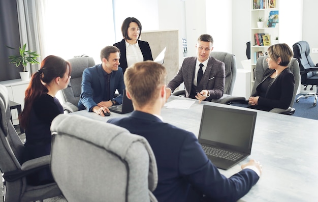 Grupo de advogados de jovens empresários de sucesso se comunicando em uma sala de conferências enquanto trabalhavam em um projeto.