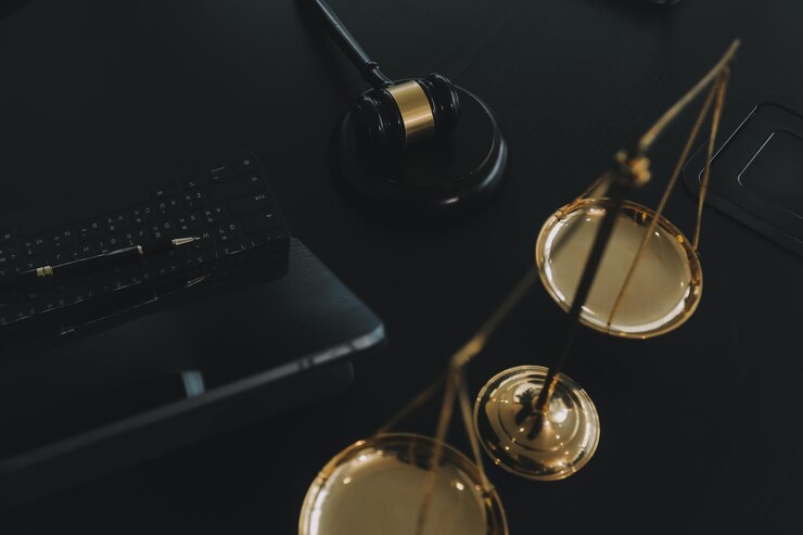 Foto grupo de advogados e advogados experientes que prestam consultoria ao cliente ajudando com processos difíceis explicando os procedimentos legais e discutindo os termos do acordo serviços jurídicos e conceito de apoio