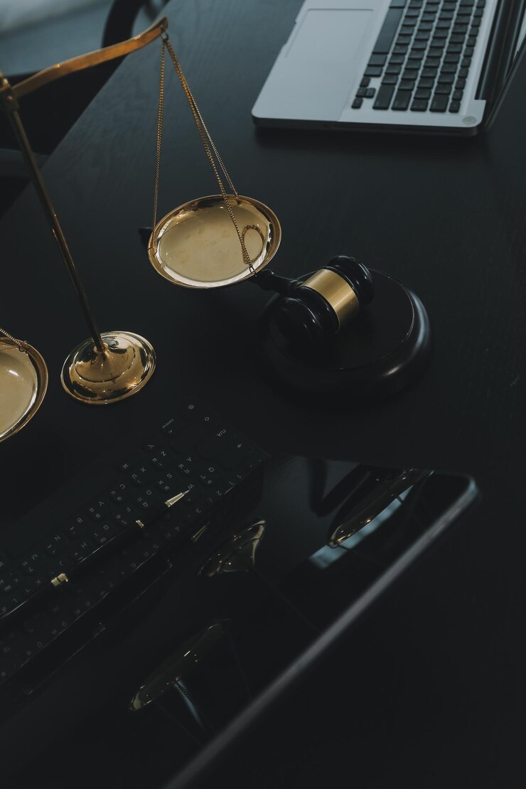 Foto grupo de advogados e advogados experientes que prestam consultoria ao cliente ajudando com processos difíceis explicando os procedimentos legais e discutindo os termos do acordo serviços jurídicos e conceito de apoio