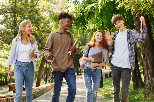 Grupo de alunos alegres caminhando pelo campus