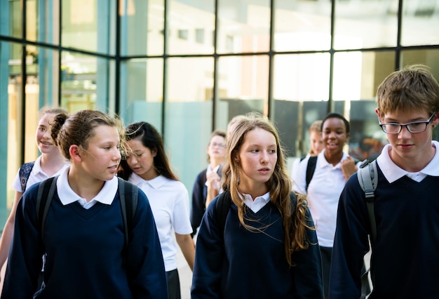 Grupo de alunos caminhando na escola