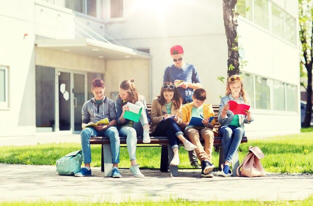 grupo de alunos com cadernos no pátio da escola