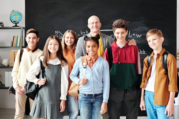 Grupo de alunos com professor