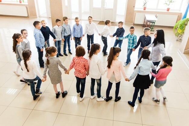 Grupo de alunos correndo felizes no intervalo. Desfoque de movimento na atividade física