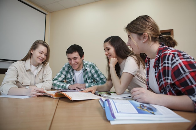 Grupo de alunos em sala de aula juntos