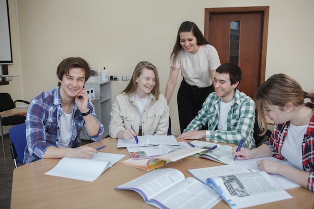 Grupo de alunos em sala de aula juntos