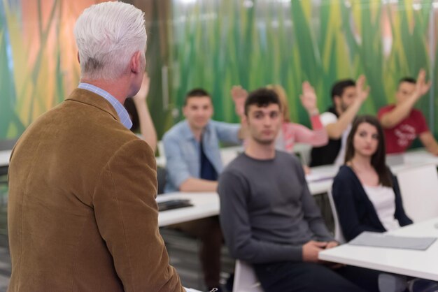 grupo de alunos estudam com professor na sala de aula da escola moderna