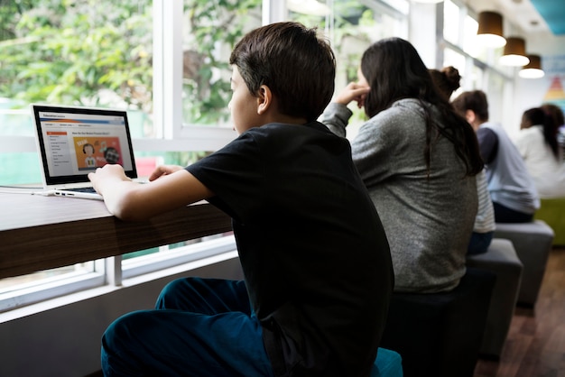 Grupo de alunos estudando em um ambiente de biblioteca