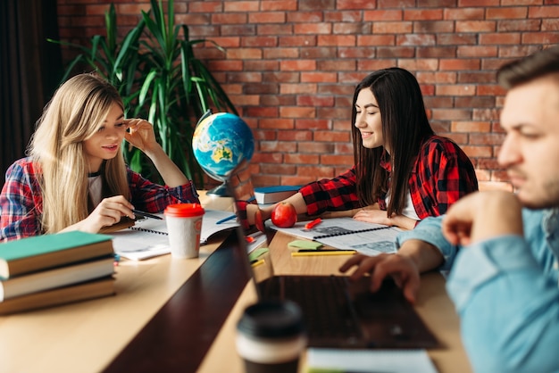 Grupo de alunos estudando juntos na mesa