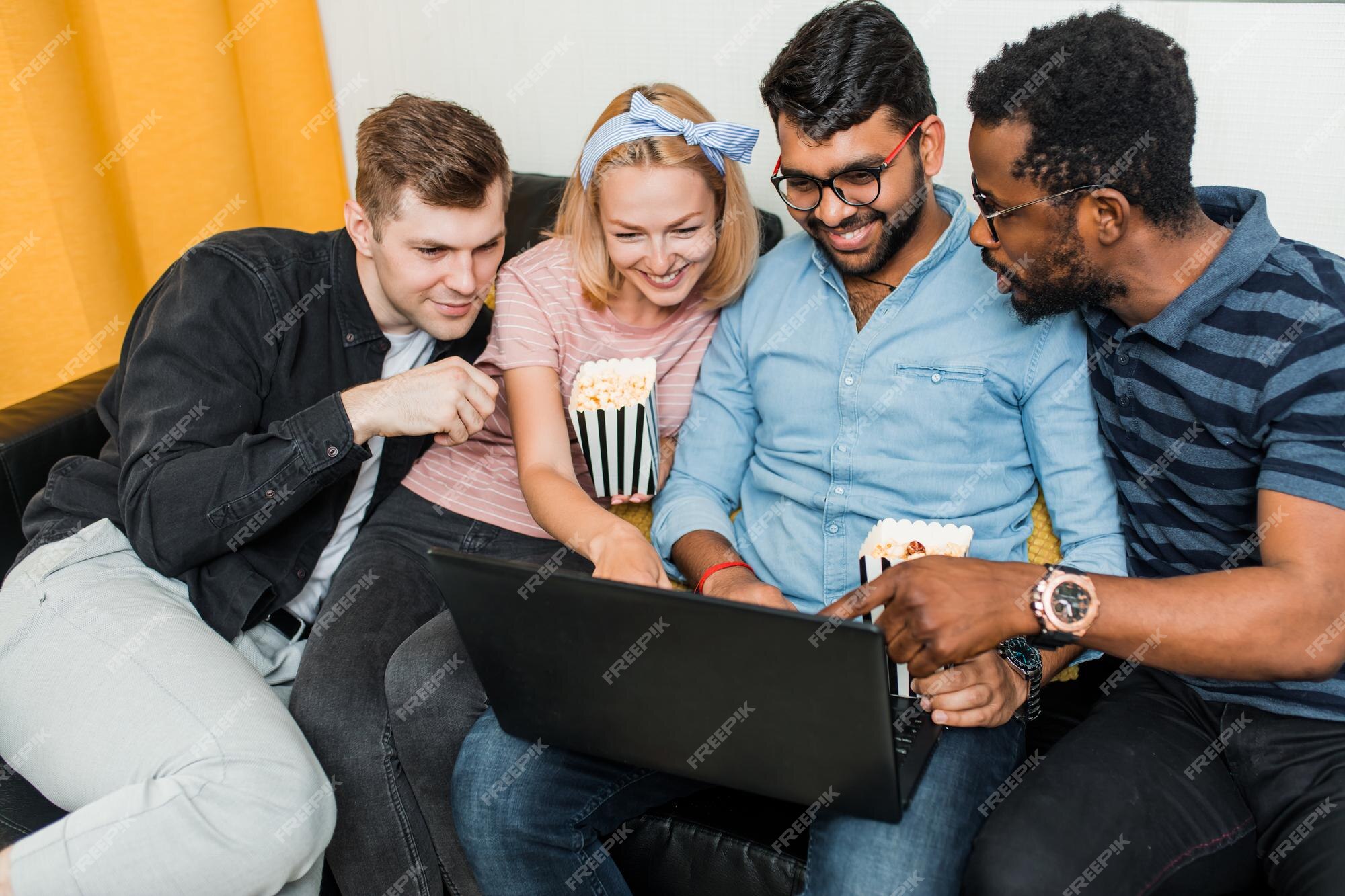 Amigos jogando jogos para celular em seu celular conceito de