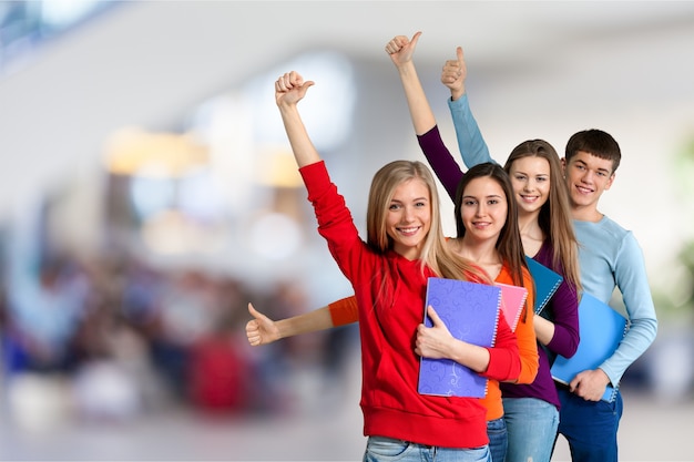 Grupo de alunos gesticulando com o polegar para cima