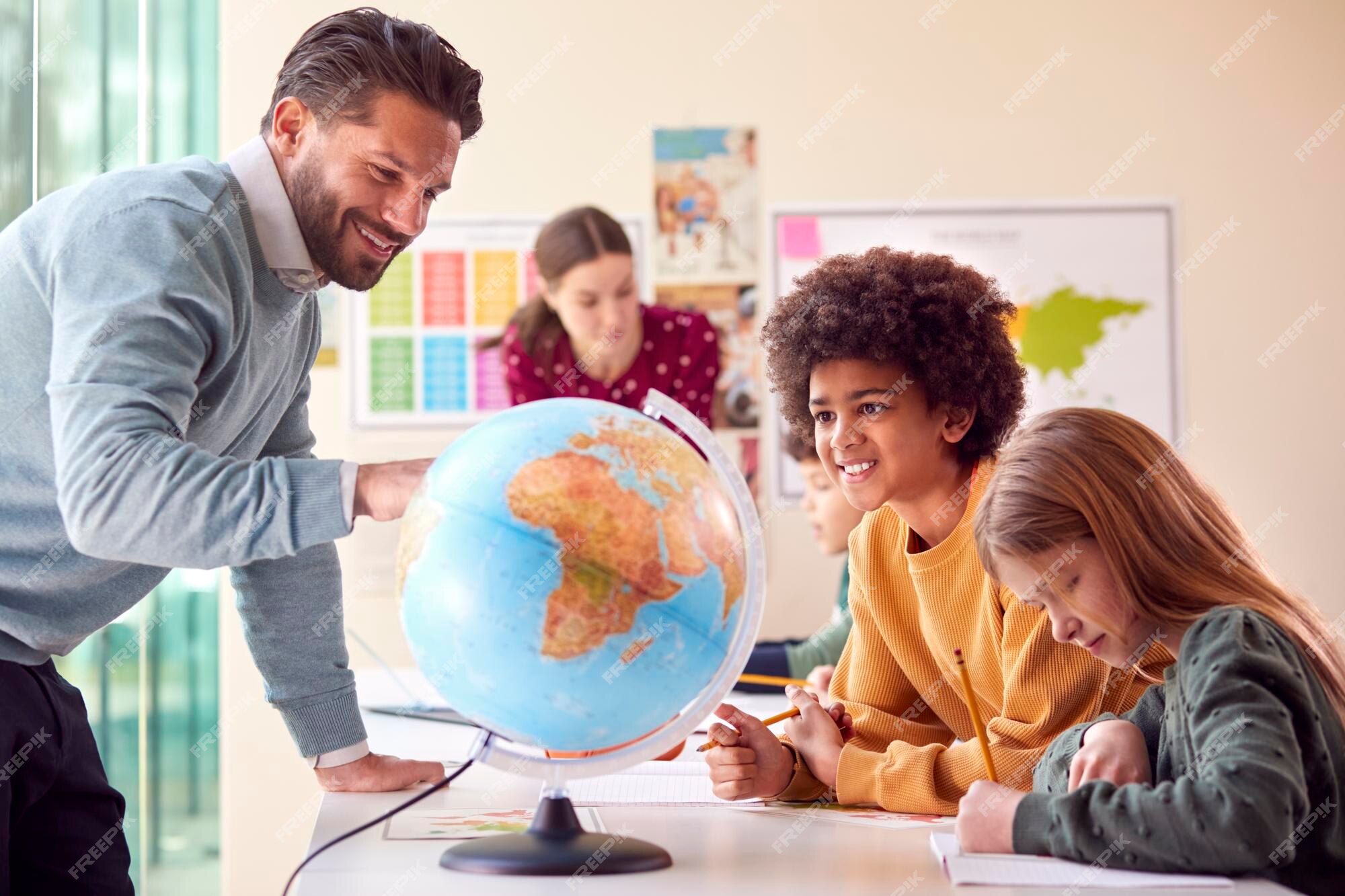 Aula de geografia com globo nas mãos grupo de alunos de crianças