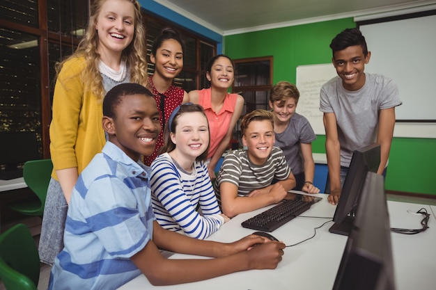 Foto grupo de alunos sentados na mesa