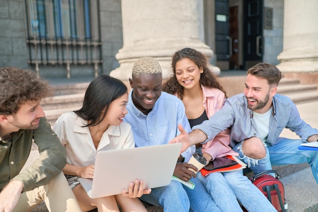 Grupo de alunos sentados no campus com freio de almoço