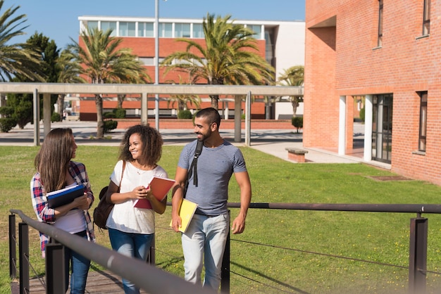 Foto grupo de alunos sentados no campus da escola