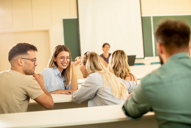 Grupo de alunos universitários na sala de aula