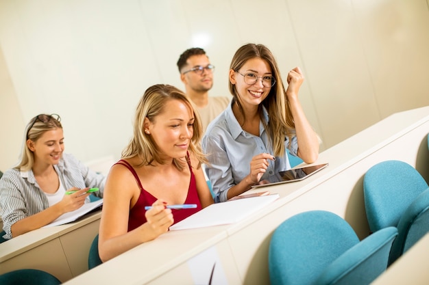 Foto grupo de alunos universitários na sala de aula
