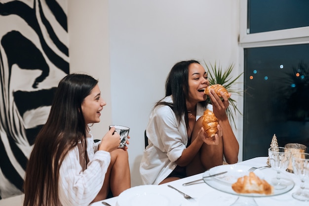 Foto grupo de amigas desfrutando de uma refeição em casa