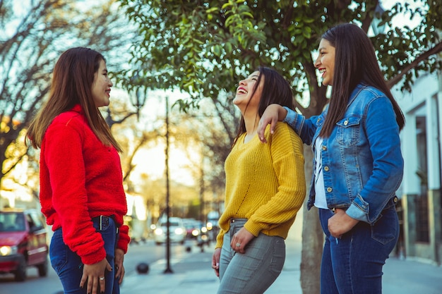 Grupo de amigas posando em uma cidade