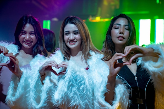 Grupo de amigas se divertindo na festa no clube de dança