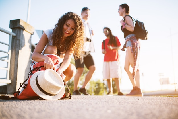 Grupo de amigos a fazer uma pausa depois de um longo dia de turismo em uma cidade para descansar.