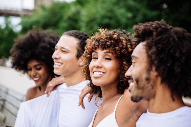 Grupo de amigos a passar tempo juntos na cidade de Nova Iorque