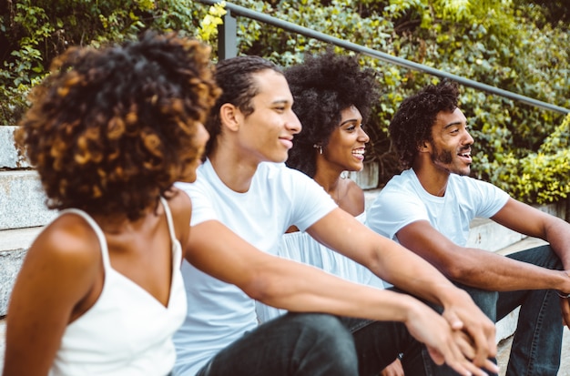 Grupo de amigos a passar tempo juntos na cidade de nova iorque