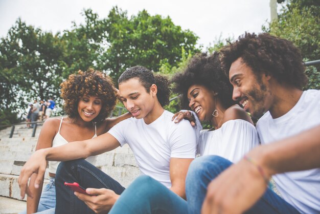 Grupo de amigos a passar tempo juntos na cidade de nova iorque