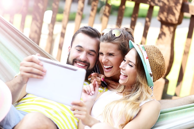 Grupo de amigos alegres se divertindo ao ar livre no verão